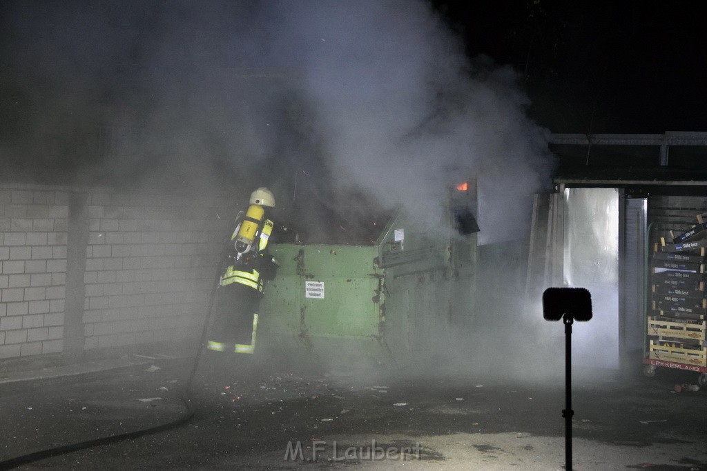 Feuer Papp Presscontainer Koeln Hoehenberg Bochumerstr P067.JPG - Miklos Laubert